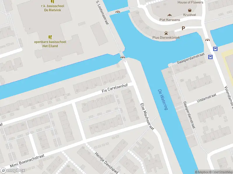 Ambulance met grote spoed naar de Fie Carelsenhof in Zaandam