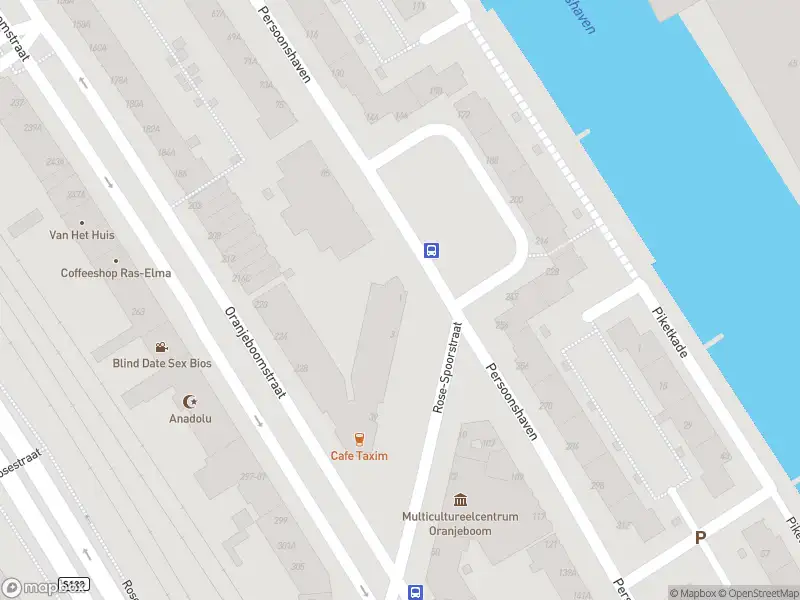 Ambulance met gepaste spoed naar de Rose-Spoorstraat in Rotterdam