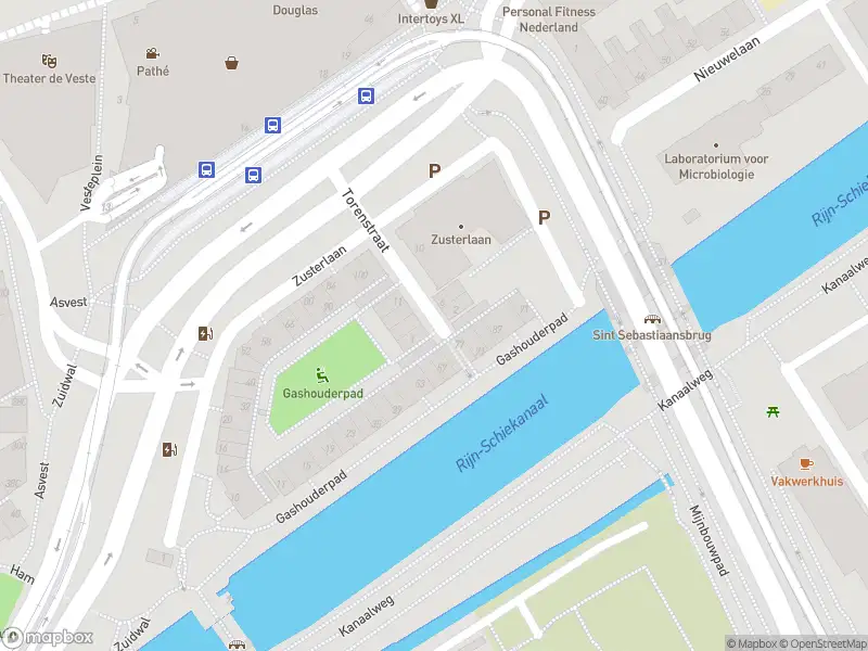 Ambulance met grote spoed naar de Torenstraat in Delft