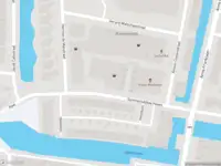 Ambulance met grote spoed naar de Sommelsdijkse Haven in Sommelsdijk