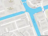 Ambulance met grote spoed naar de Fie Carelsenhof in Zaandam