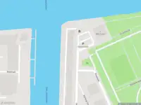 Ambulance met grote spoed naar de Sint-Janshaven in Rotterdam