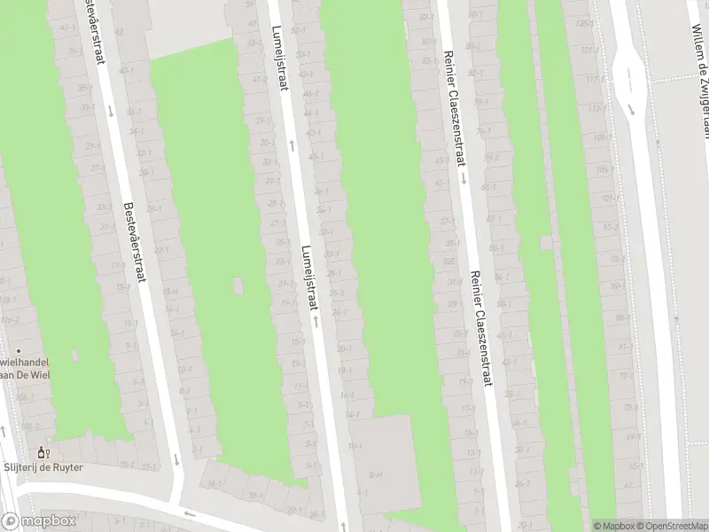 Ambulance met grote spoed naar de Reinier Claeszenstraat in Amsterdam