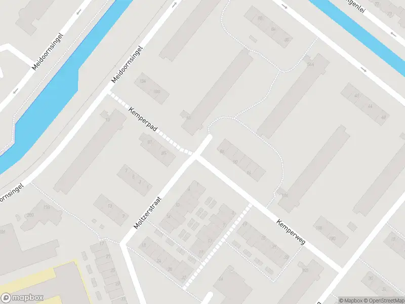 Ambulance met grote spoed naar de Kemperweg in Rotterdam