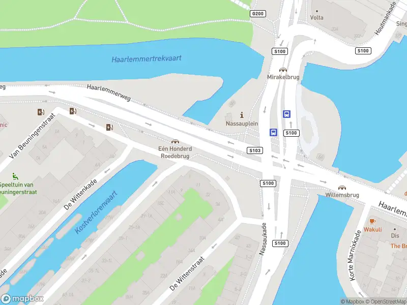 Ambulance met gepaste spoed naar de Nassauplein in Amsterdam