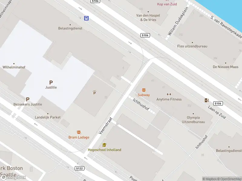 Ambulance met gepaste spoed naar de Veemstraat in Rotterdam