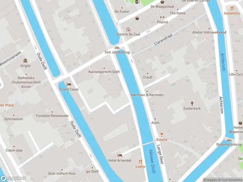 Ambulance met grote spoed naar de Korte Geer in Delft