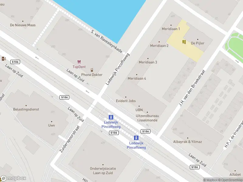 Ambulance met grote spoed naar de Laan op Zuid in Rotterdam