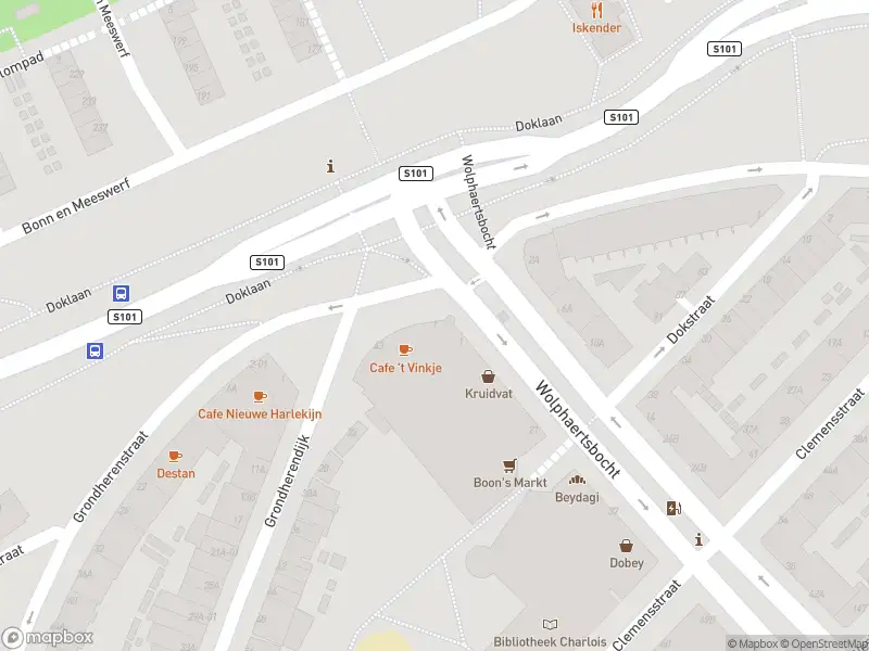 Ambulance met gepaste spoed naar de Wolphaertshof in Rotterdam