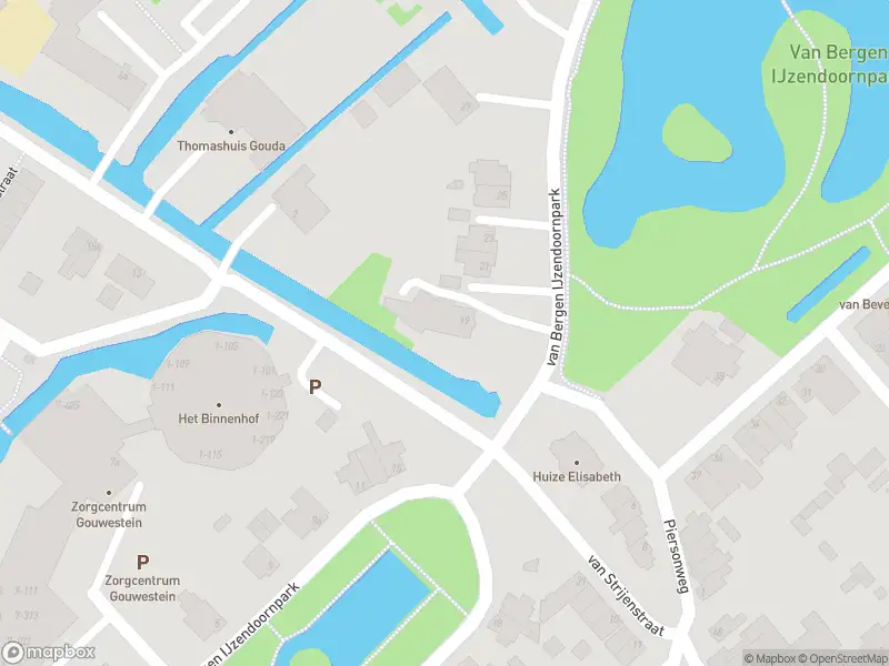 Ambulance met grote spoed naar de Van Bergen IJzendoornpark in Gouda