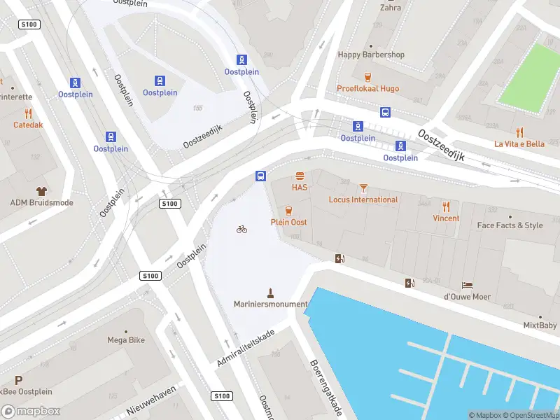 Ambulance met grote spoed naar de Oostplein in Rotterdam