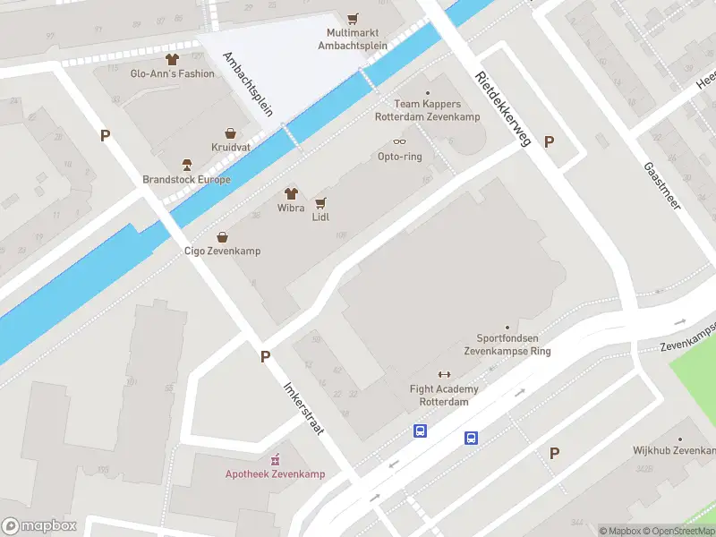 Ambulance met grote spoed naar de Griendwerkerstraat in Rotterdam