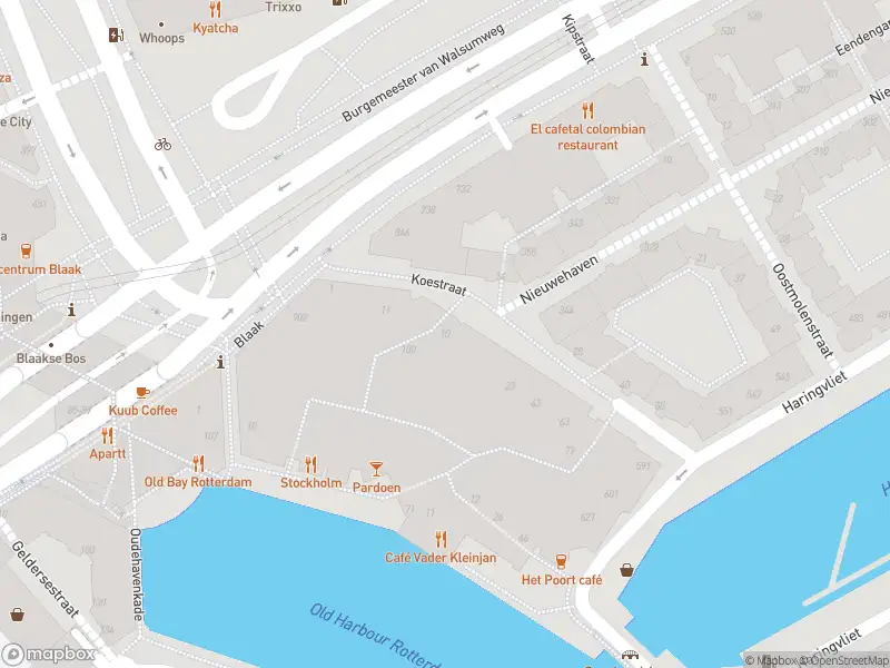 Ambulance met grote spoed naar de Roobrughof in Rotterdam