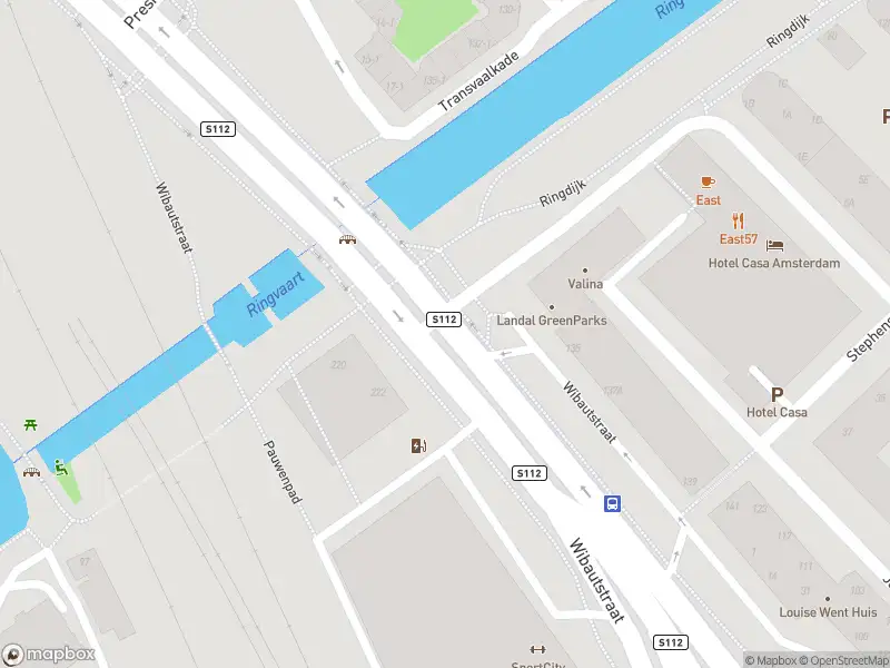 Ambulance met grote spoed naar de Julianaplein in Amsterdam