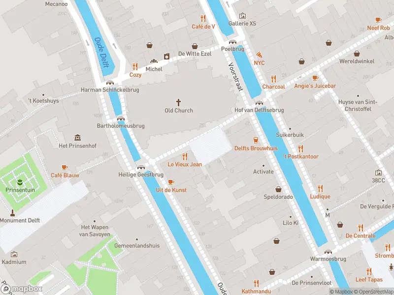 Ambulance met gepaste spoed naar de Heilige Geestkerkhof in Delft