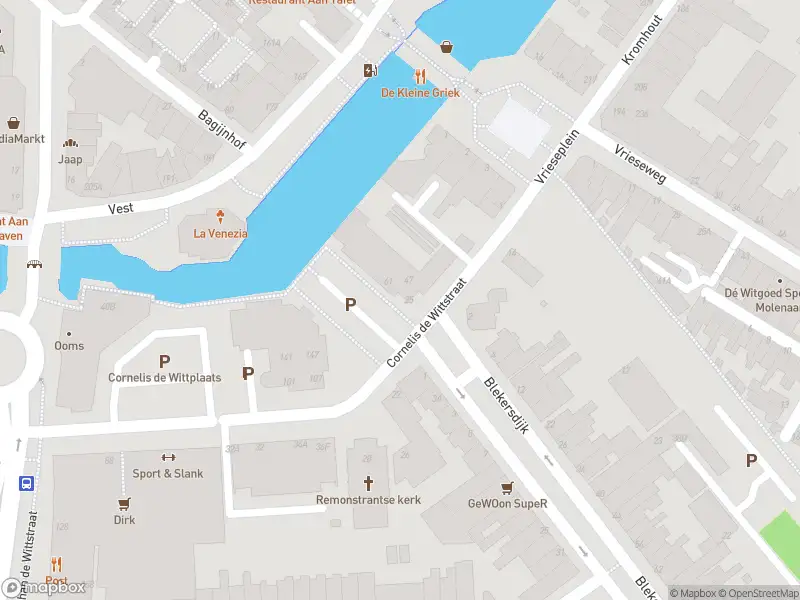 Ambulance met grote spoed naar de Cornelis de Wittstraat in Dordrecht