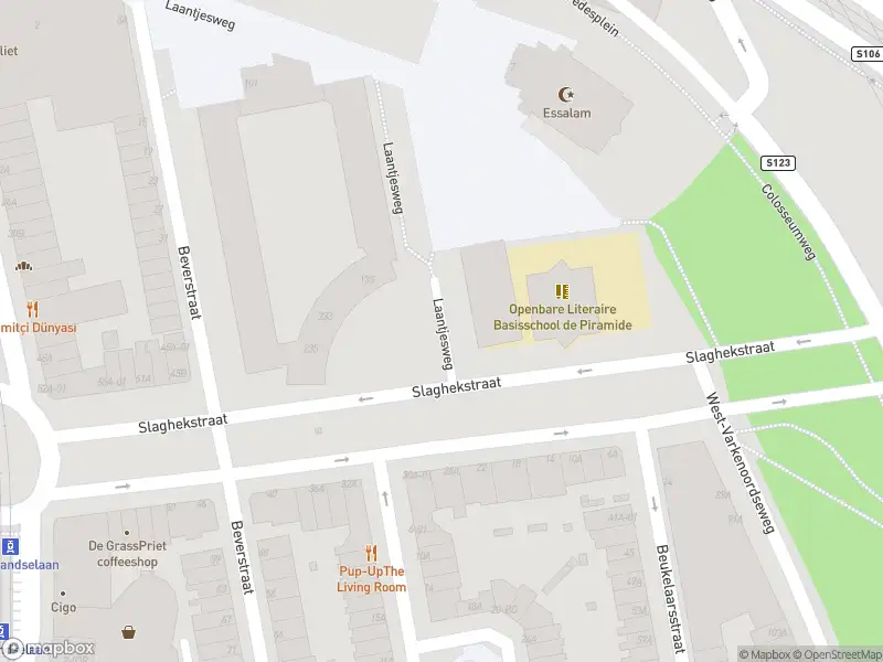 Ambulance met gepaste spoed naar de Slaghekstraat in Rotterdam