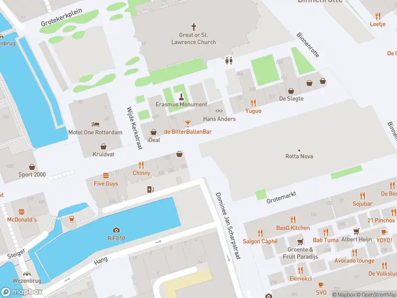 Ambulance met grote spoed naar de Hoogstraat in Rotterdam