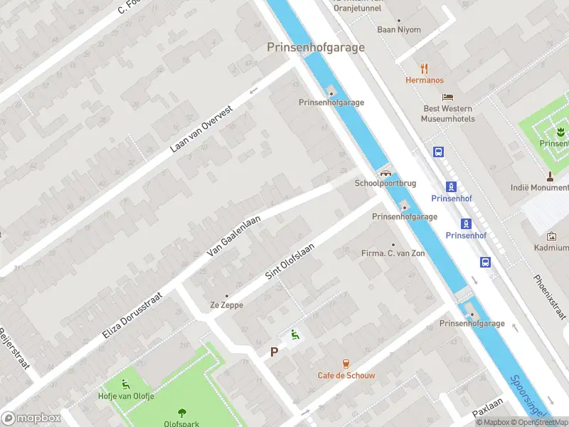 Ambulance met grote spoed naar de Van Gaalenlaan in Delft