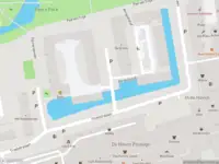 Ambulance met grote spoed naar de Poptahof Zuid in Delft