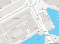 Ambulance met grote spoed naar de Nieuwehaven in Rotterdam