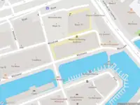 Ambulance met gepaste spoed naar de Noordmolenwerf in Rotterdam