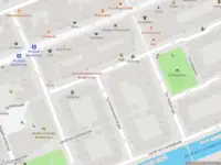 Ambulance met grote spoed naar de Schoolmeesterstraat in Amsterdam