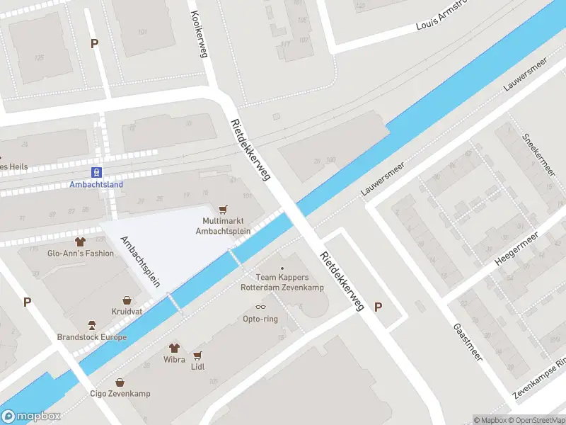 Ambulance met grote spoed naar de Rietdekkerweg in Rotterdam