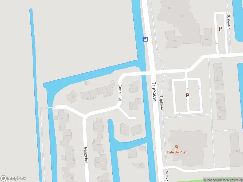 Ambulance met grote spoed naar de Ganzehof in Midwoud