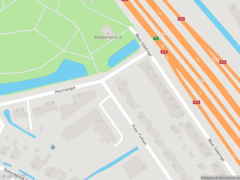 Ambulance met grote spoed naar de Pieter Postlaan in Rotterdam