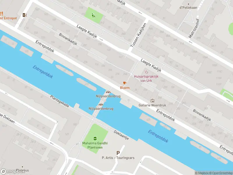 Ambulance met grote spoed naar de Entrepotdok in Amsterdam