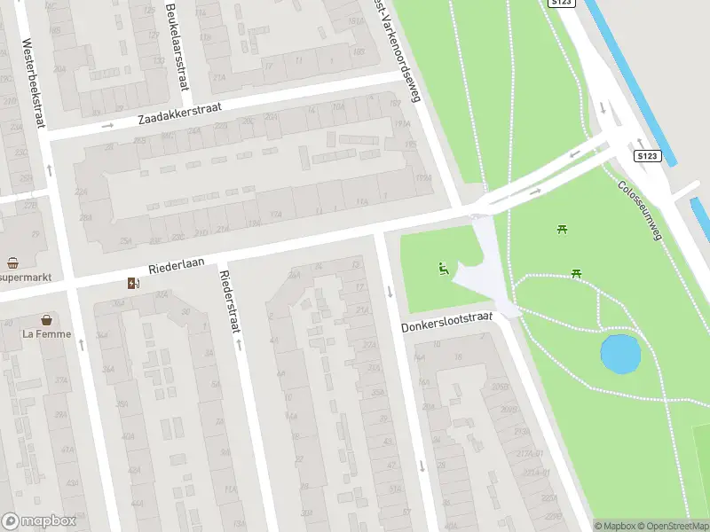 Ambulance met grote spoed naar de Donkerslootstraat in Rotterdam