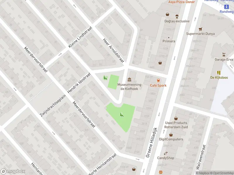 Ambulance met gepaste spoed naar de Hendrik Idoplein in Rotterdam