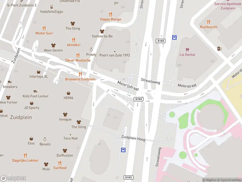 Ambulance met grote spoed naar de Strevelsweg in Rotterdam