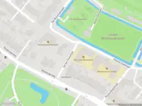 Ambulance met grote spoed naar de Adriaan Pauwstraat in Leiden