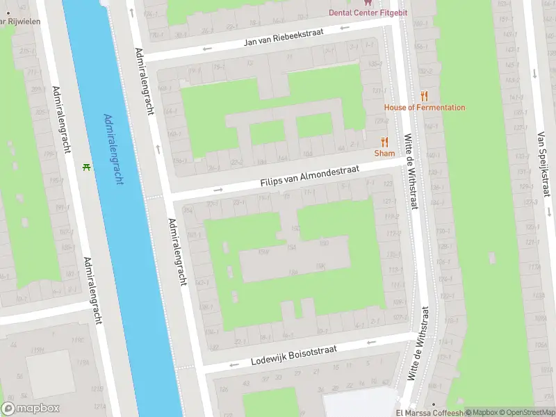 Ambulance met grote spoed naar de Filips van Almondestraat in Amsterdam