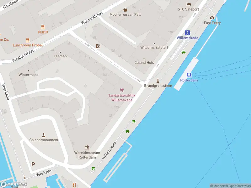 Ambulance met gepaste spoed naar de Willemskade in Rotterdam