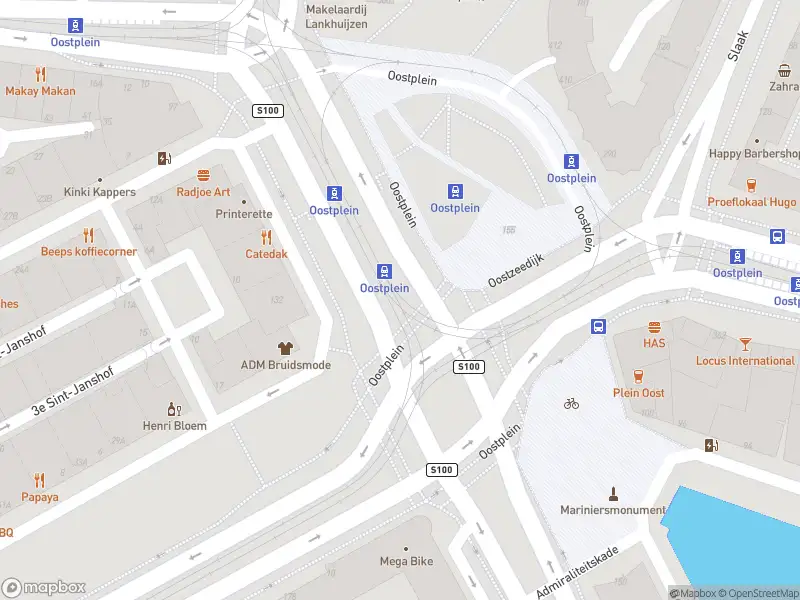 Ambulance met gepaste spoed naar de Oostplein in Rotterdam