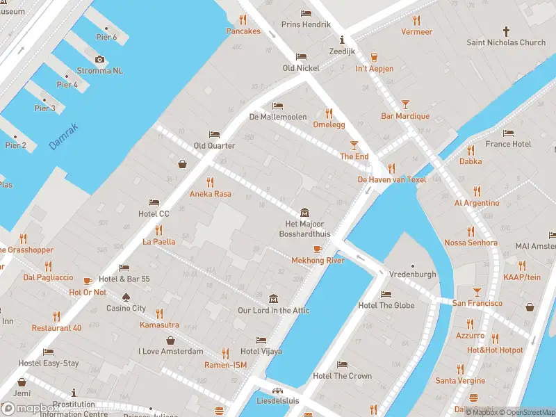 Ambulance met grote spoed naar de Nieuwebrugsteeg in Amsterdam