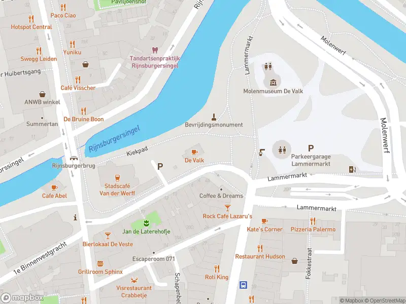 Ambulance met grote spoed naar de 2e Binnenvestgracht in Leiden