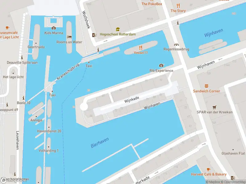 Ambulance met grote spoed naar de Wijnkade in Rotterdam