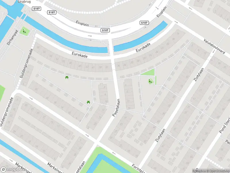 Ambulance met grote spoed naar de Pesetalaan in Amsterdam