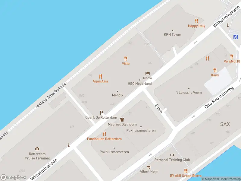 Ambulance met gepaste spoed naar de Wilhelminakade in Rotterdam