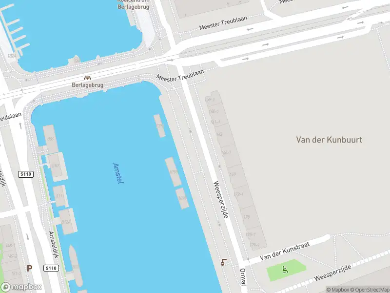 Ambulance met gepaste spoed naar de Weesperzijde in Amsterdam