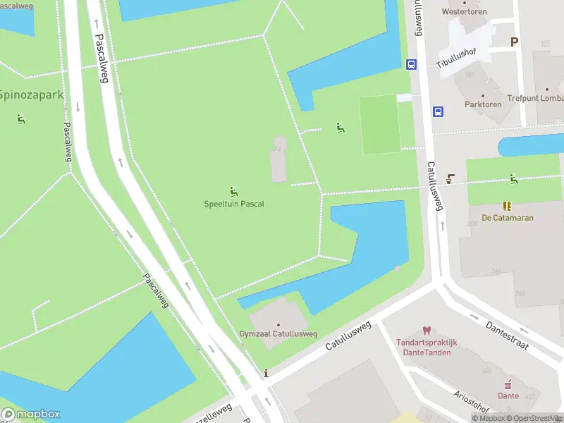 Ambulance met gepaste spoed naar de Pascalweg in Rotterdam