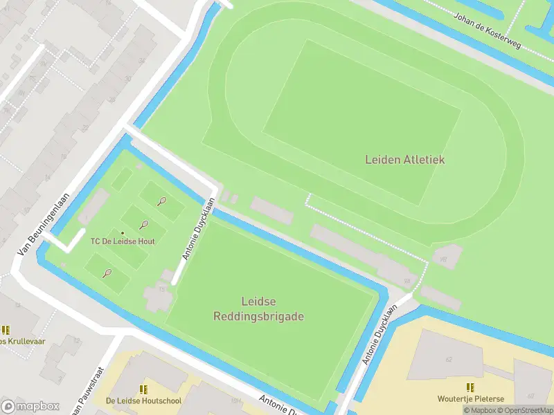 Ambulance met gepaste spoed naar de Warmonderweg in Leiden