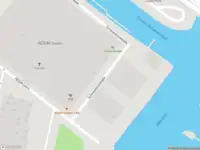 Ambulance met grote spoed naar de Scheepsbouwkade in Amsterdam