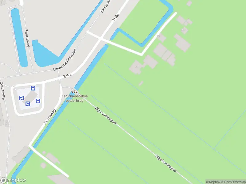 Ambulance met gepaste spoed naar de Zwarteweg in Rotterdam