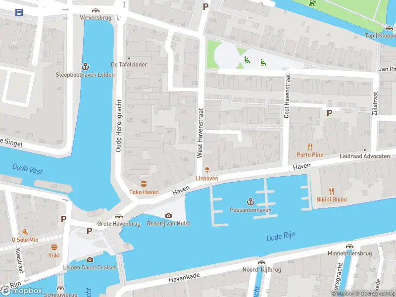 Ambulance met grote spoed naar de West Havenstraat in Leiden