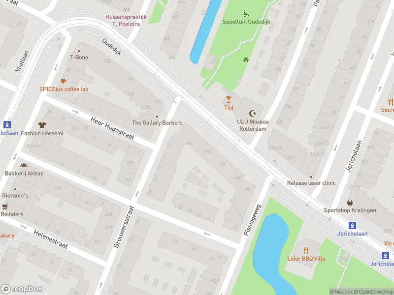 Ambulance met gepaste spoed naar de Oudedijk in Rotterdam